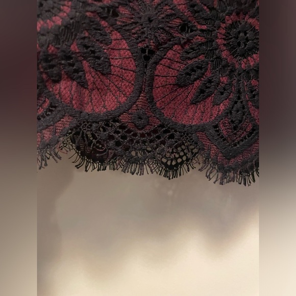 Banana Republic Sleeveless Shirt Burgundy with Lace Overlay Size Small Petite - Picture 10 of 10